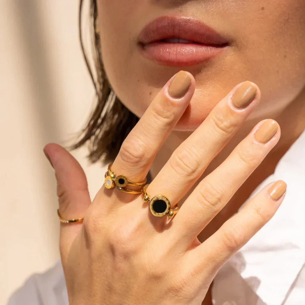 **Anillo Roma con Piedra de Ónix y Circonita**